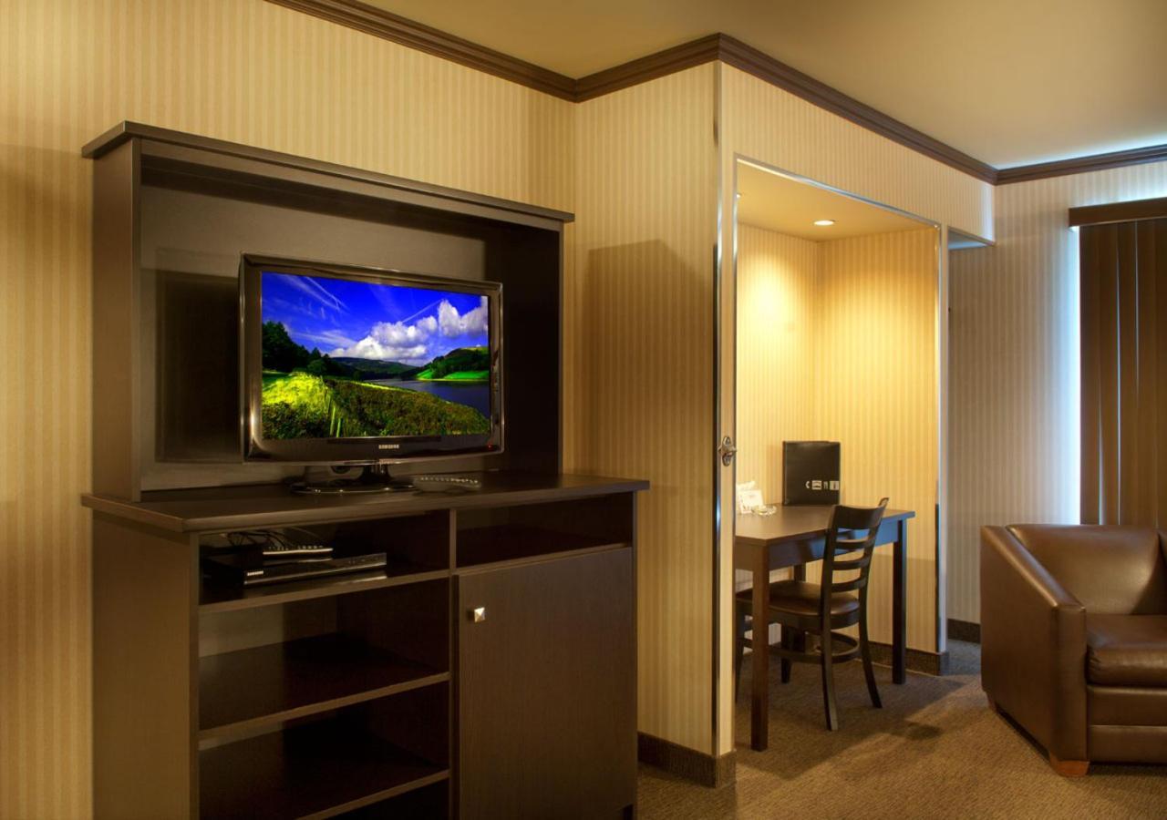Hotel Ramada By Wyndham Laval Exterior foto